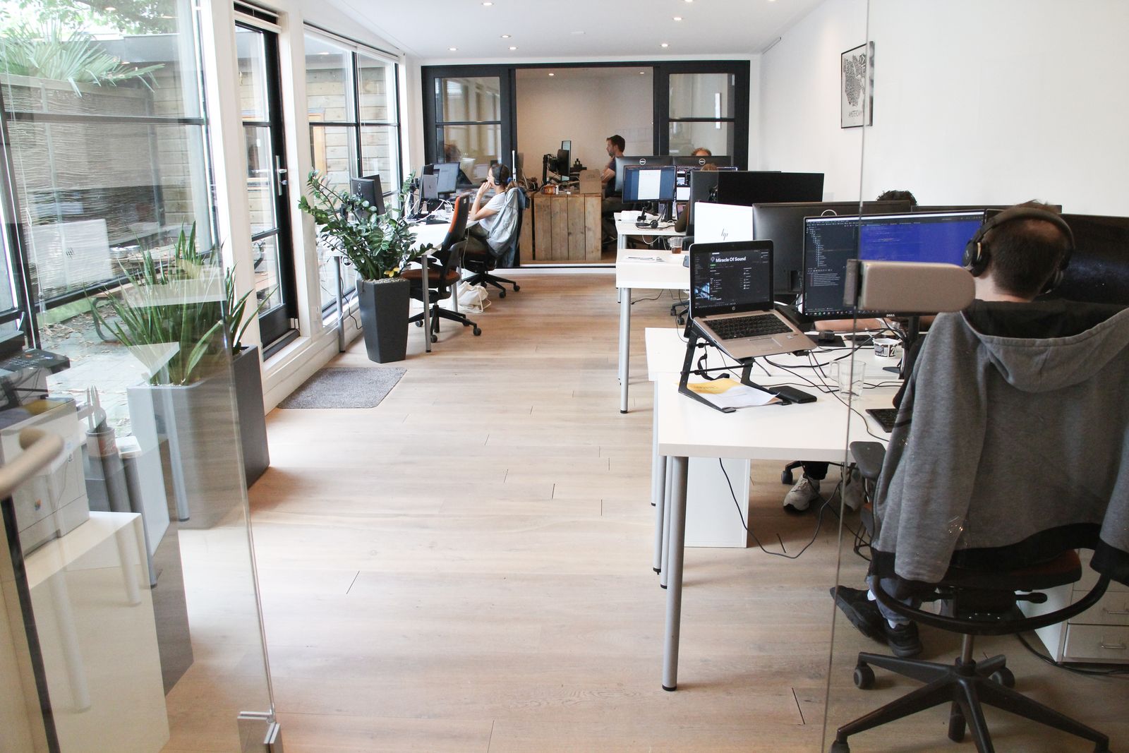 Het team van eenvoud aan het werk op kantoor in Amsterdam